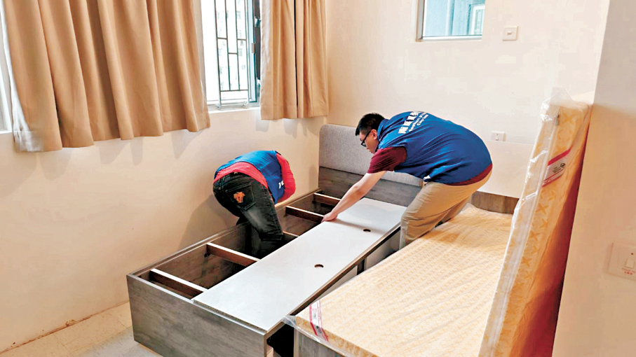 ●關愛隊義工為住戶安裝床架。作者供圖