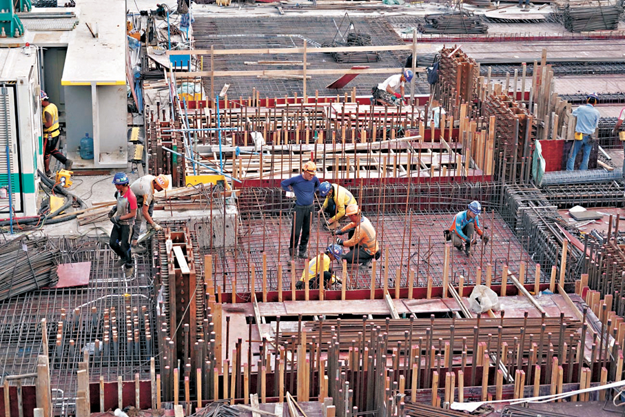 ●政府將修例規定建築地盤全面禁煙，修訂最快下月初呈交立法會審議。圖為工人在地盤工作。 資料圖片