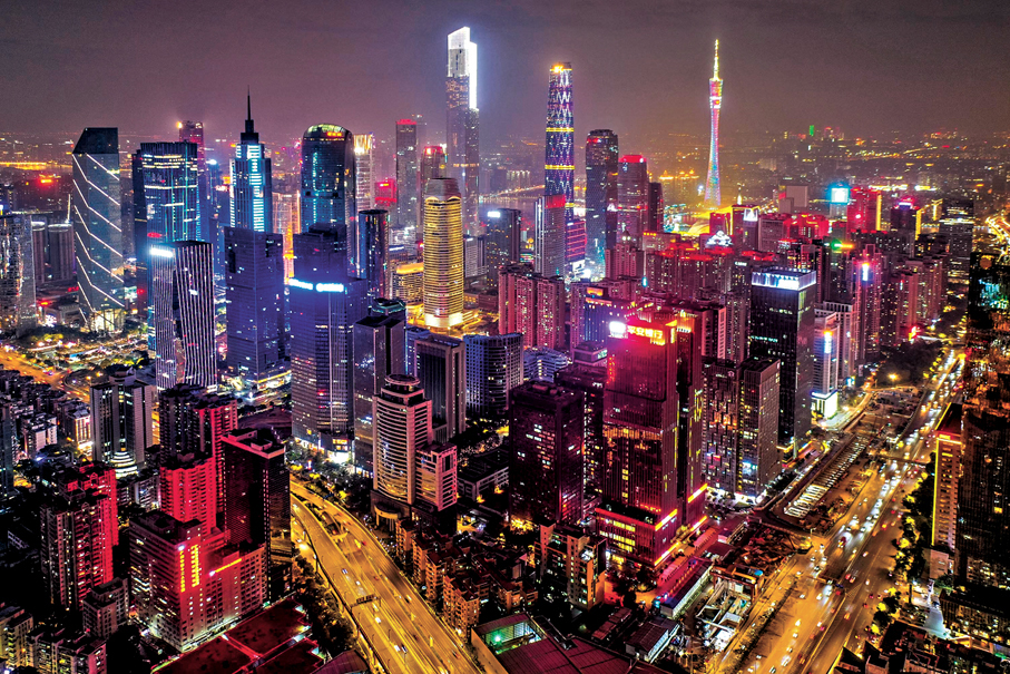 ●第三產業、城鄉居民生活用電是拉動全社會用電增長的主要動力。圖為廣州天河路商圈夜景。 資料圖片