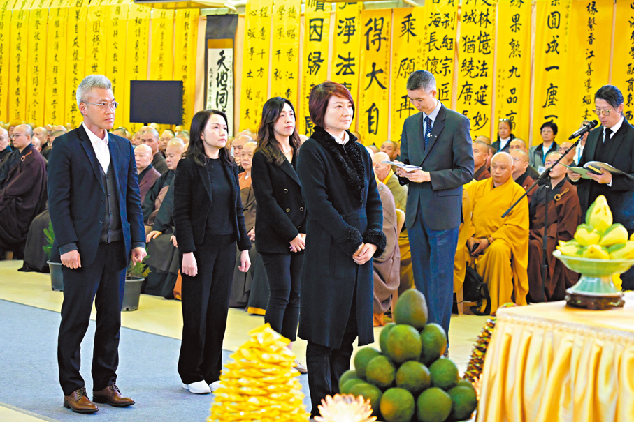 ●李慧琼及立法會代表致祭。