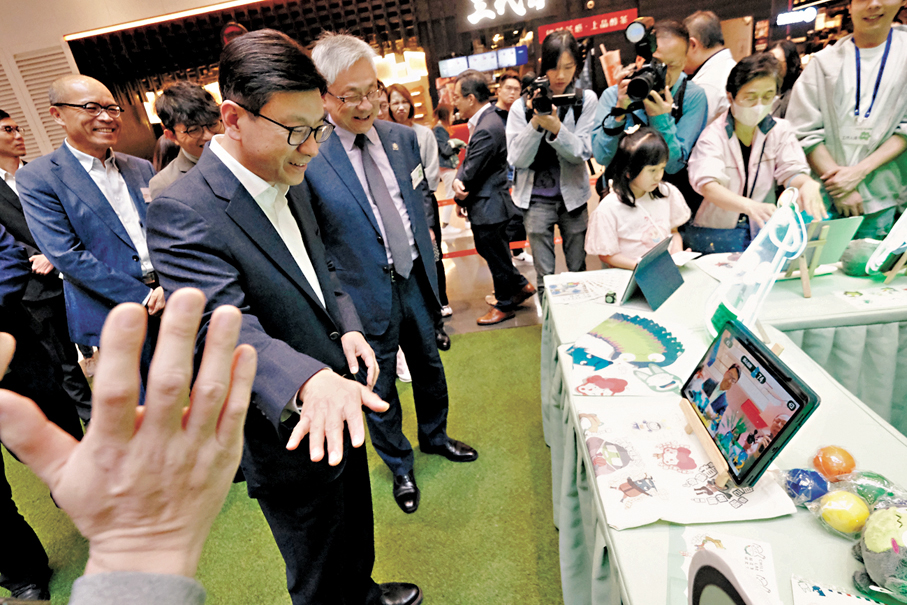 ●孫玉菡昨日出席「2025年精神健康月」活動，並參與攤位遊戲。 香港文匯報記者涂穴  攝