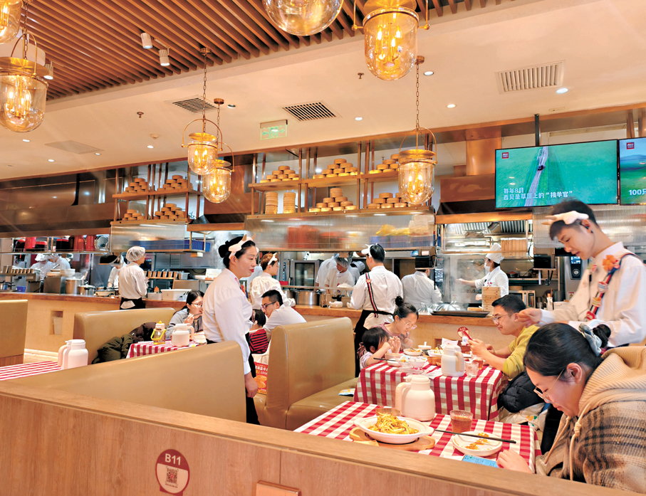 ●北京通州萬達西貝店內顧客滿座。  香港文匯報記者任芳頡 攝