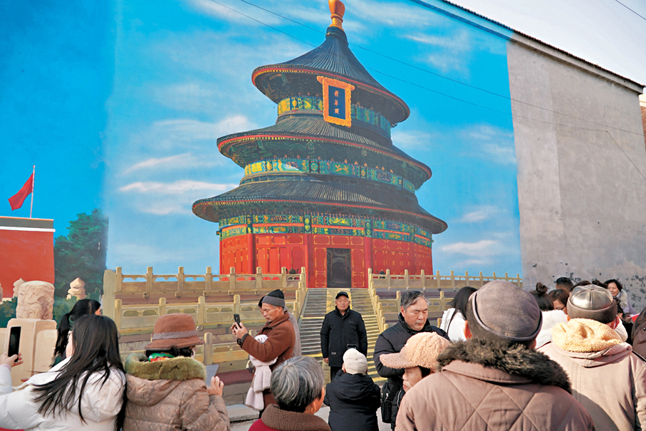 ●牆繪「天壇」前有不少人在打卡拍照。 