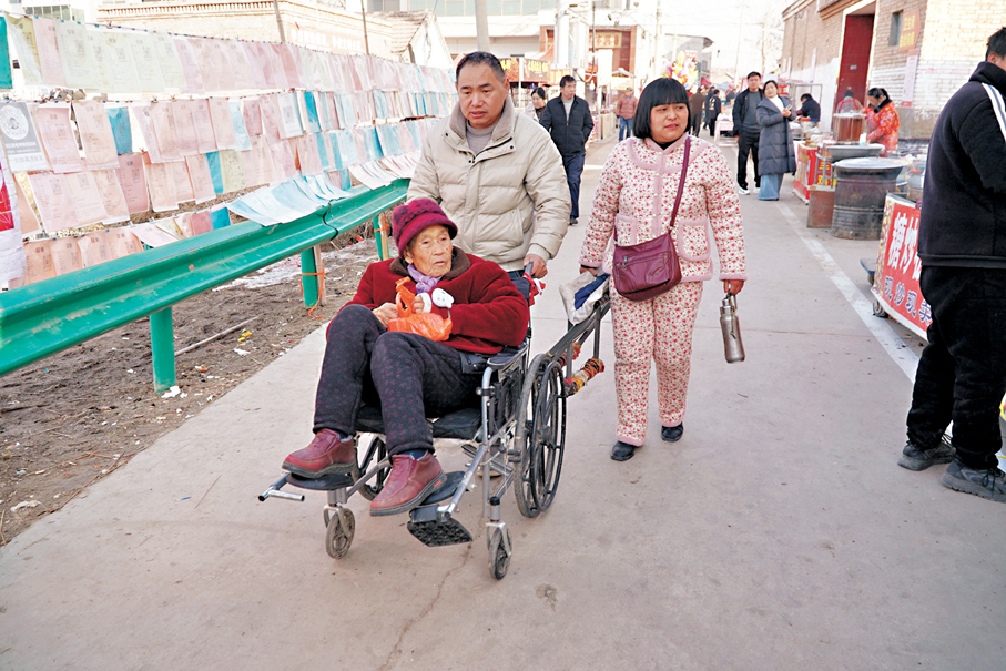 ●不少老人特意從附近的七里八鄉趕到吳營村看「天安門」。