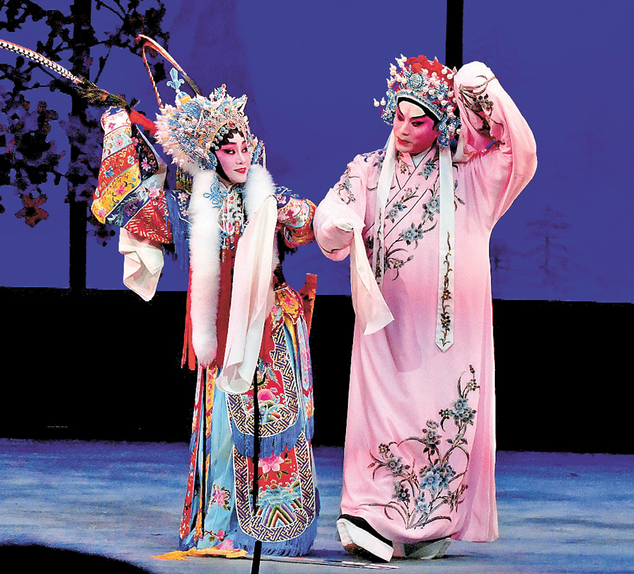 ●李秋元與黃小鳳合演《雪嶺金鳳凰》。