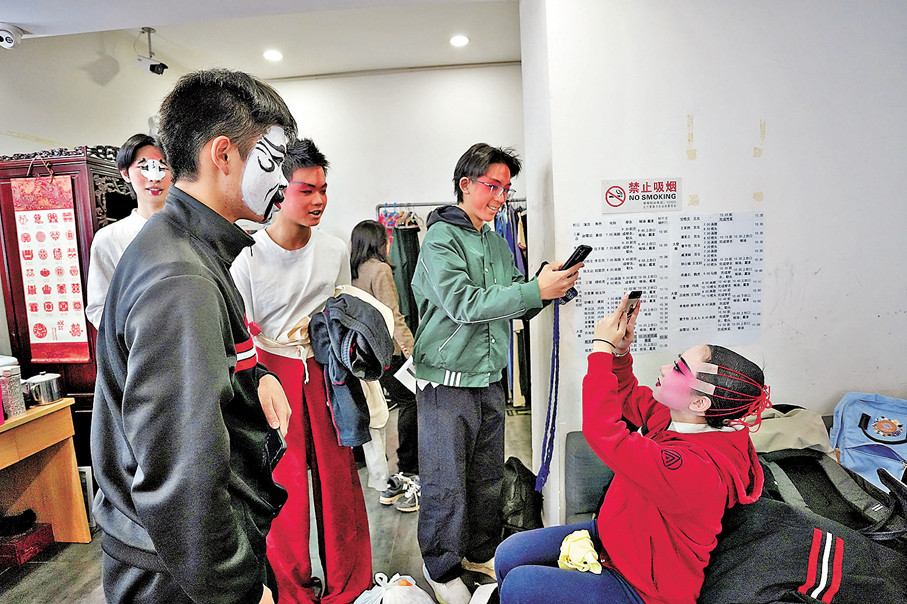 ●完成化妝的演員互相用手機拍攝記錄。