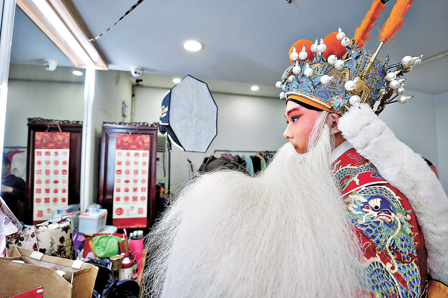 ●老師幫助演員將咪高峰藏在髯口下。