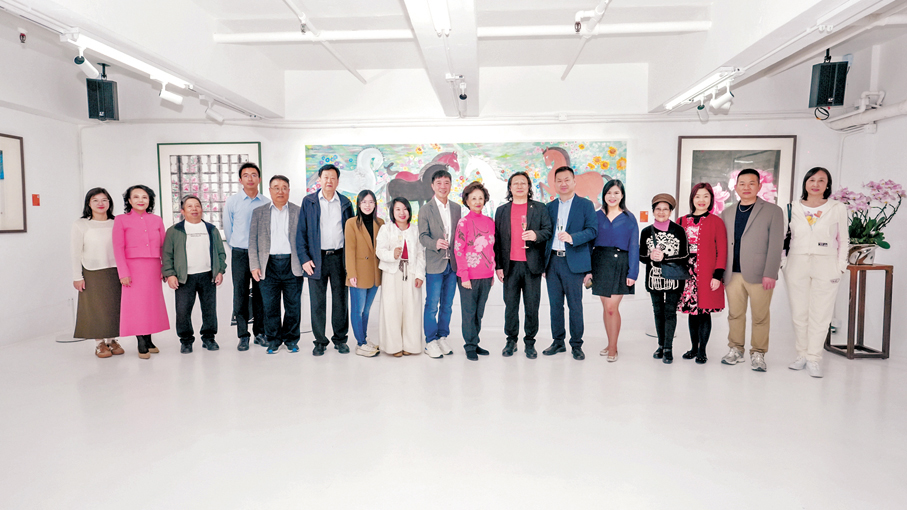 ●一眾主禮嘉賓及畫家慶祝展覽開幕。 主辦方供圖