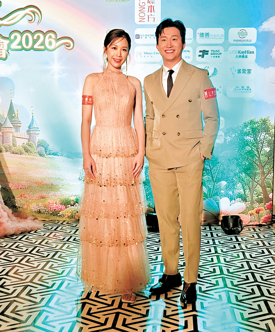 ●曾展望和何沛珈為慈善餐舞會擔任司儀。 香港文匯報記者梁靜儀 攝