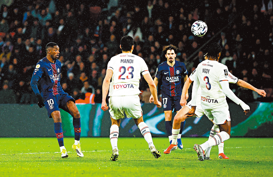 ●奧士文尼迪比利（左）梅開二度並射入笠射「金球」。 路透社