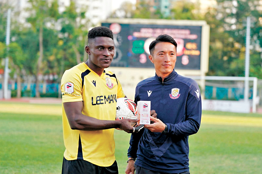 ●巴科爾（左）賽後獲頒賽事最佳球員獎項。