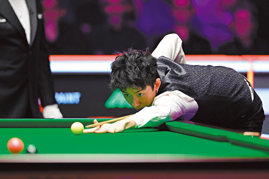 ●吳宜澤在三局得分過百下，以6：0擊敗肖國棟。新華社