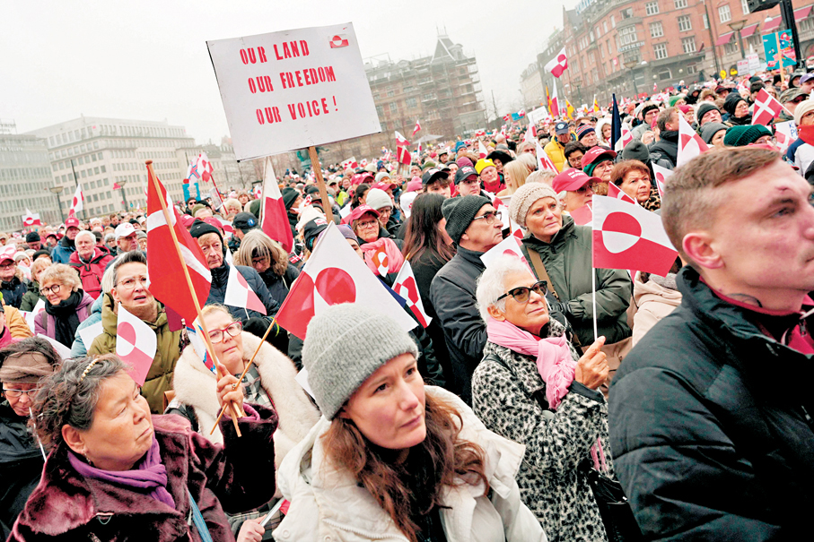 ●丹麥民眾在首都哥本哈根發起示威，要求特朗普收手。 法新社