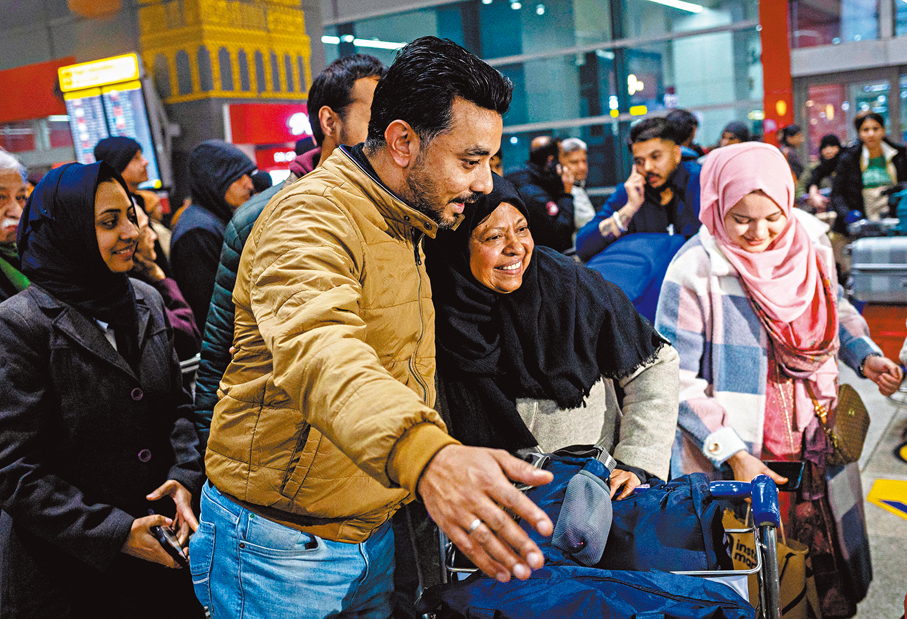 ●德黑蘭市面回復平靜，民眾到機場迎接親友回國。 路透社
