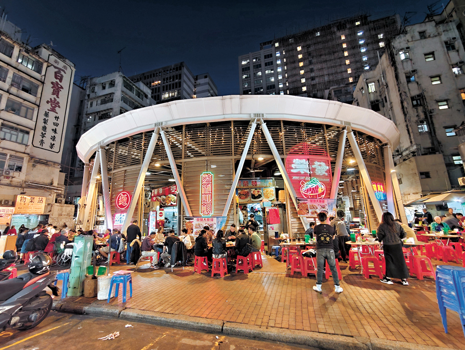 吳松街臨時熟食小販市場，提供茶餐廳快餐、大排檔小炒及海鮮小菜，成為美食集中地。