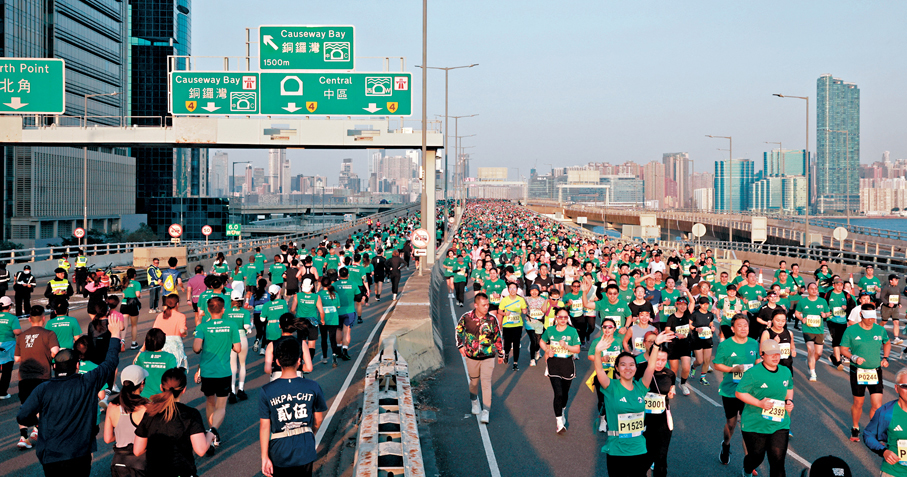 ●大批跑手在東區走廊面向維港的景致中跑步。 香港文匯報記者郭木又  攝