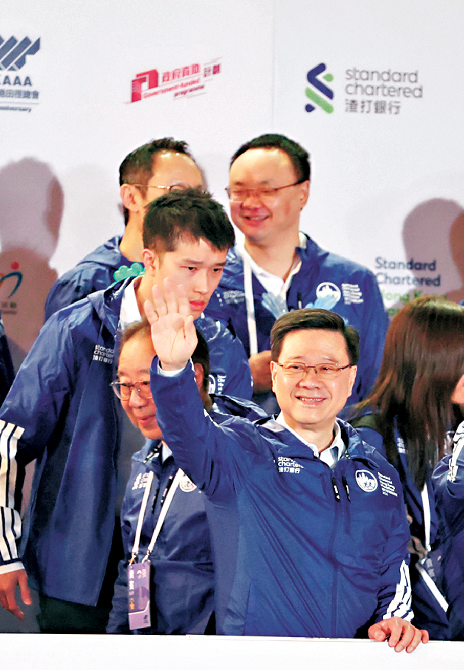 ●行政長官李家超昨日清晨主持全馬起步禮。 香港文匯報記者黃艾力  攝