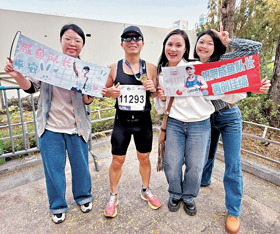 ●來自珠海的李先生（左二）與親友打氣團。 香港文匯報記者張弦  攝