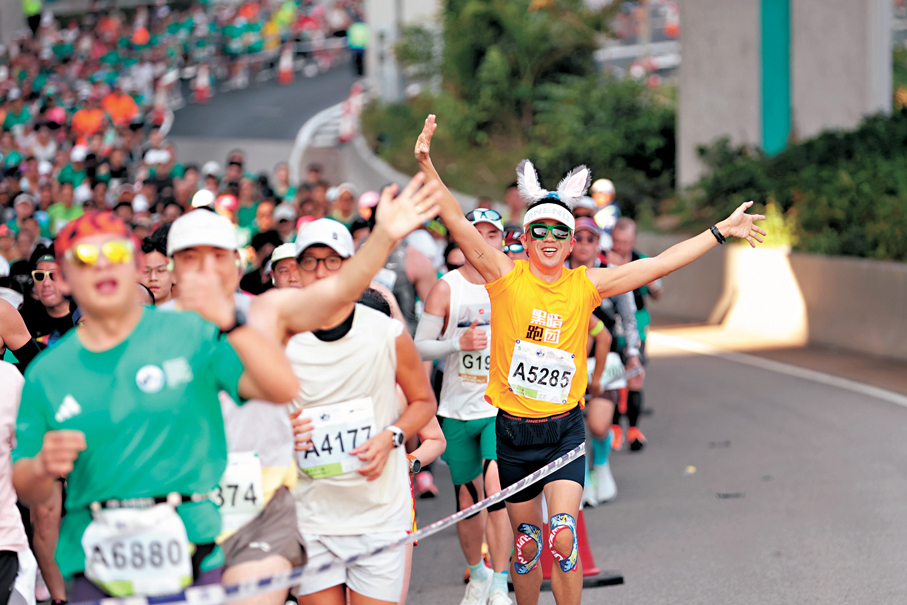 ●有跑手對參與是次馬拉松盛事十分興奮。香港文匯報記者黃艾力  攝