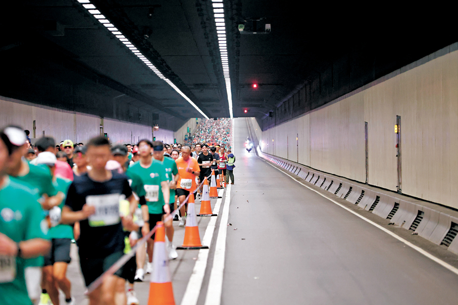 ●一眾跑手經過因「長命斜」而被喻為最具挑戰性的西區海底隧道。 香港文匯報記者黃艾力  攝