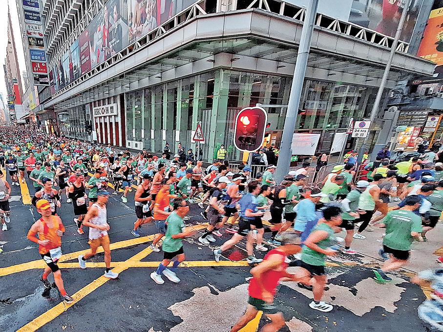 ●渣馬以壯觀的城市風景、挑戰性的路線著稱，跑手可從中體會香港這個美麗之都的不同風光。圖為跑手們途經旺角彌敦道。 香港文匯報記者黃艾力  攝