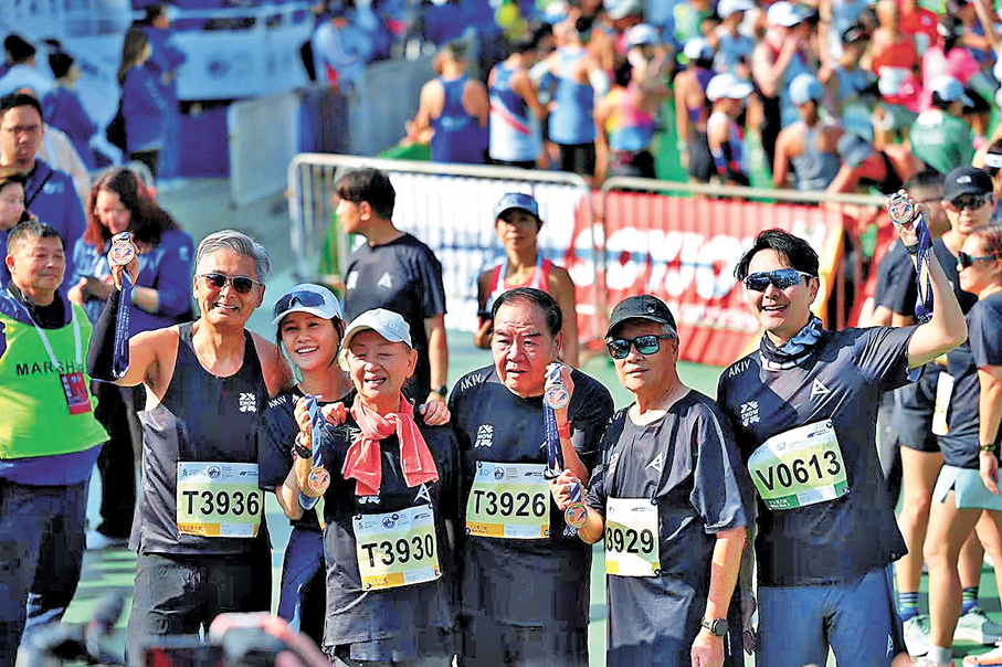 ●左起：周潤發、黃翠如、鮑起靜、鄭則仕、劉江、蕭正楠合照。香港文匯報記者郭正謙 攝