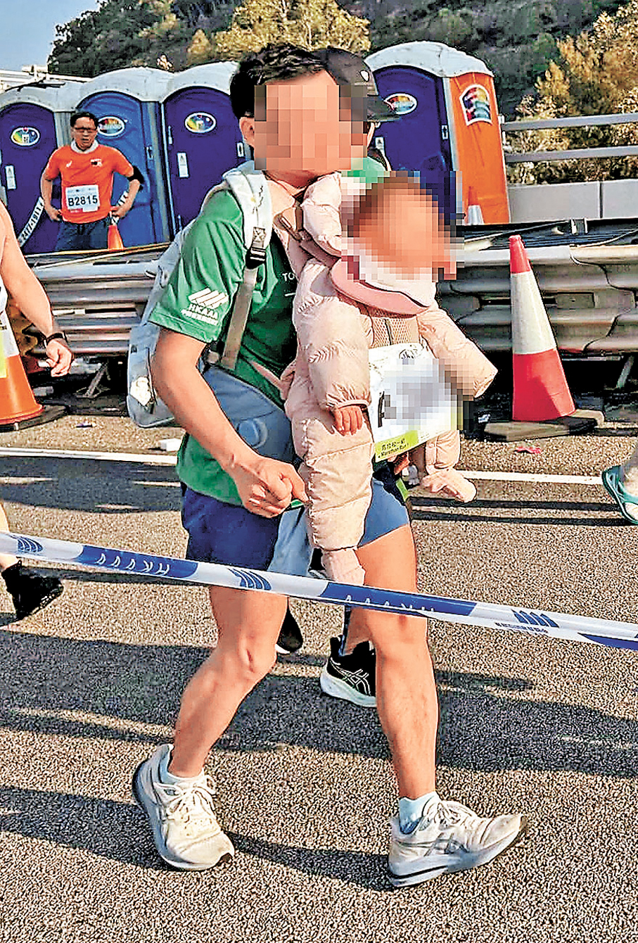 ●男子胸前孭住嬰兒參加賽事引起熱議。