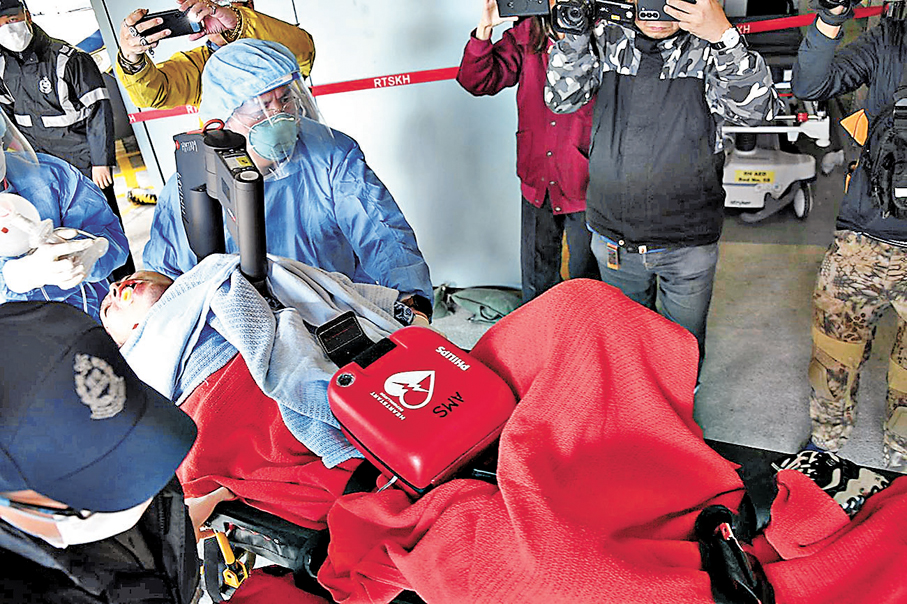 ●有跑手送院時昏迷，要用自動心外壓機急救。 香港文匯報記者鄧偉明 攝