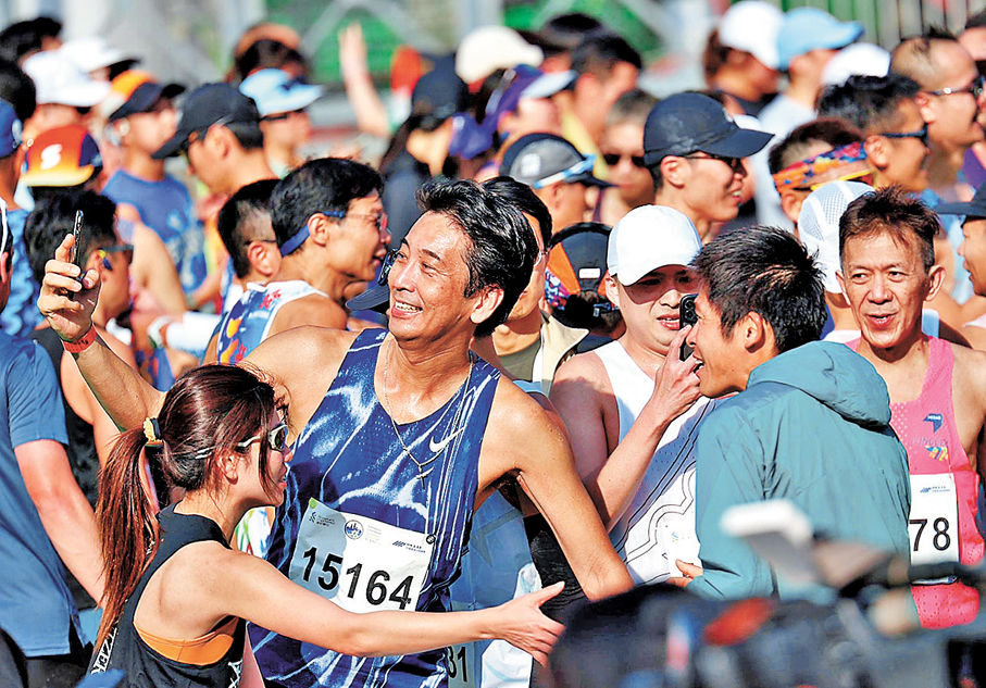 ●川內優輝賽後成為跑手的「打卡點」。 香港文匯報記者郭正謙 攝