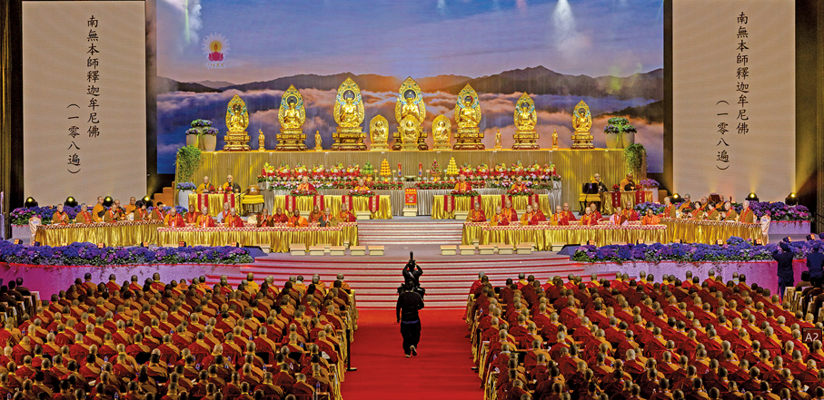 ●來自世界各地的高僧大德為法會主法。