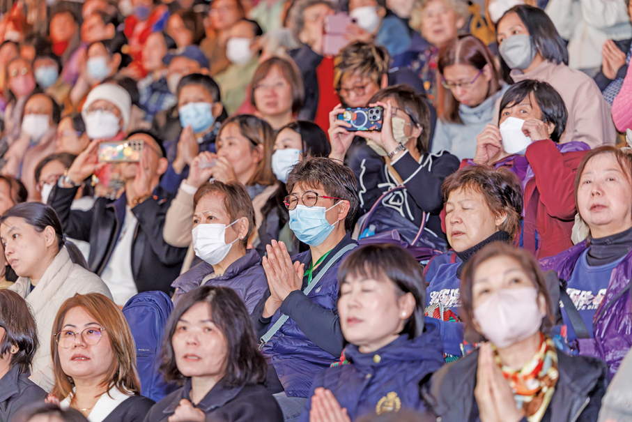 ●參與的信眾誠心禱告。