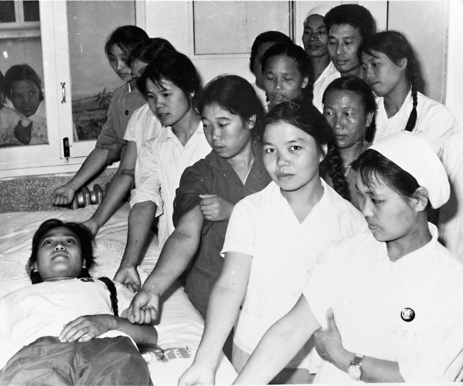 ●當年踴躍為越南傷員獻血的桂林南溪山醫院醫護人員是「流動的血庫」。