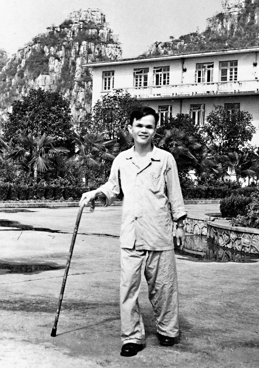 ●經過醫護人員的精心救治，已經癱瘓的越南傷員重新邁出第一步。