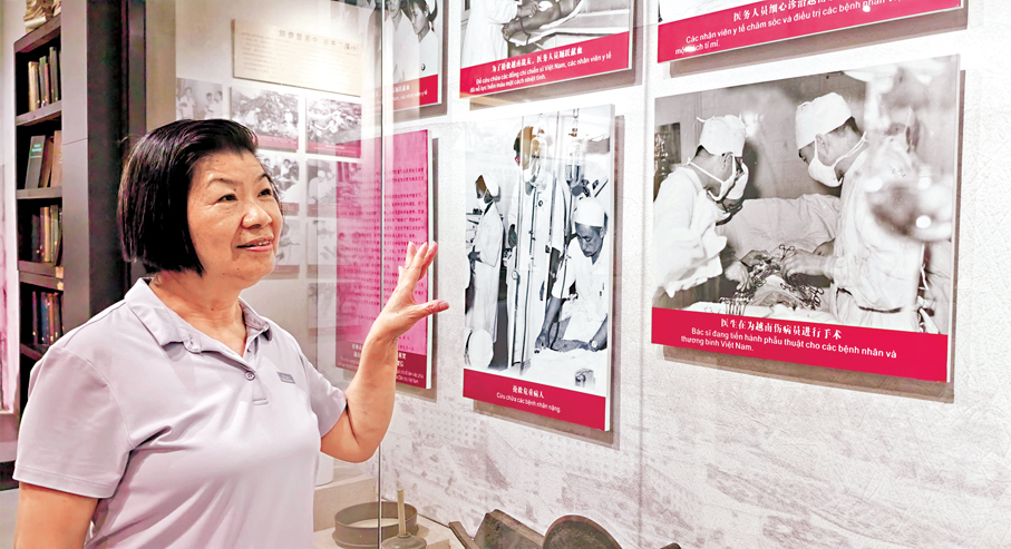 ●當年就職南溪山醫院的護士梁月香想起在醫院救治越南傷員的芳華歲月。