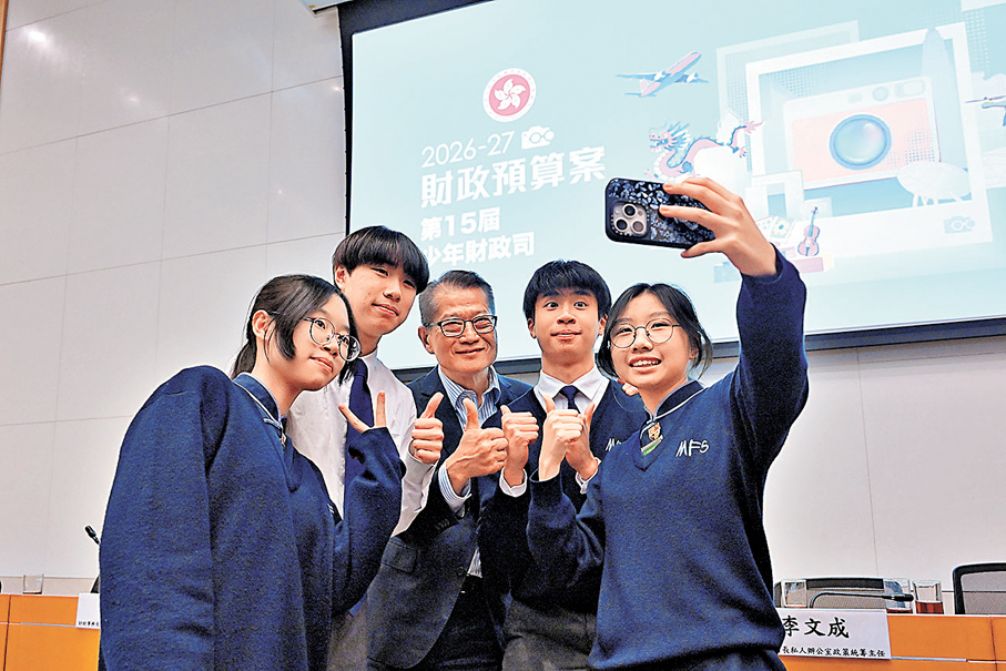 ●陳茂波（左三）上周與一班中學生會面，聆聽他們對新一份財政預算案的意見，並一起自拍留念。網誌圖片