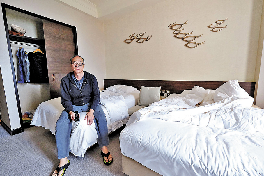 ●張先生曾被安置在屯門黃金海岸酒店暫住近40天，如今已與家人暫遷入位於洪水橋的過渡性房屋。香港文匯報記者涂穴  攝