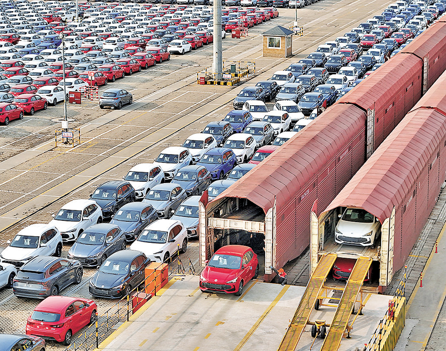 ●1月14日，在山東港口煙台港，國產汽車從商品車班列中駛出到碼頭集結等待裝船出口。 新華社