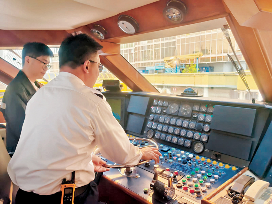●工作人員檢查駕駛艙。 香港文匯報記者鍾靜雯  攝