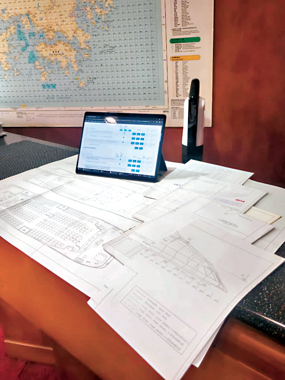 ●電子驗船平台與紙本文件。 香港文匯報記者鍾靜雯  攝