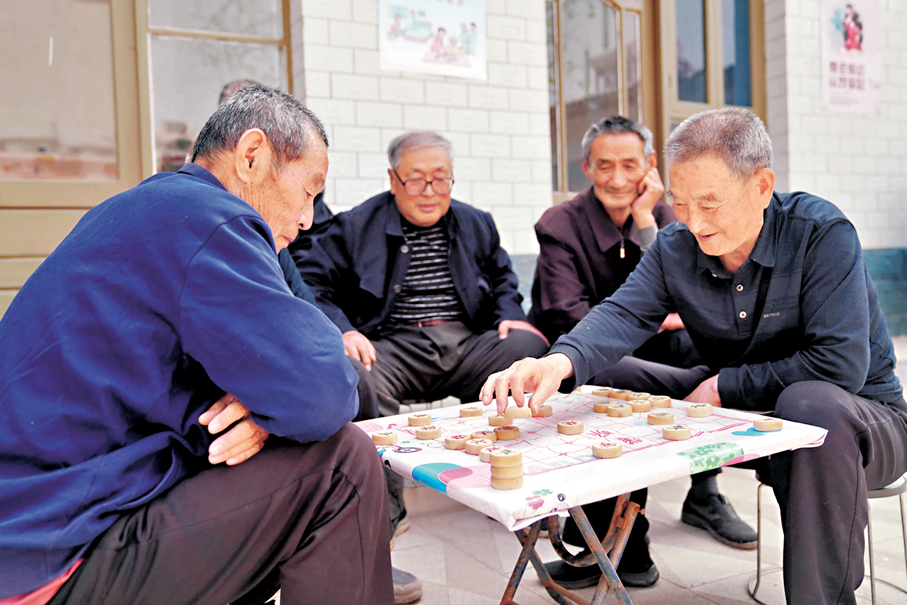 ●「被動獨居」的老年人數量持續增長。圖為老人們在養老院內下象棋。 資料圖片