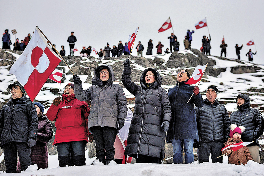 ●格陵蘭居民手持當地旗幟，抗議特朗普企圖吞併。 路透社