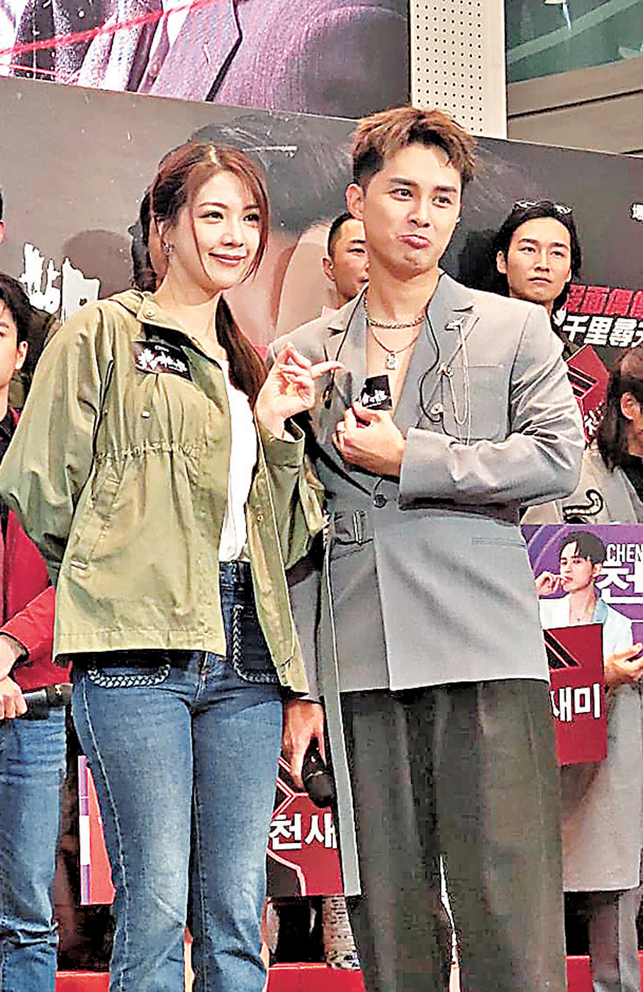 ●何廣沛搞笑地把宣傳貼紙貼在胸前。 香港文匯報記者梁靜儀  攝