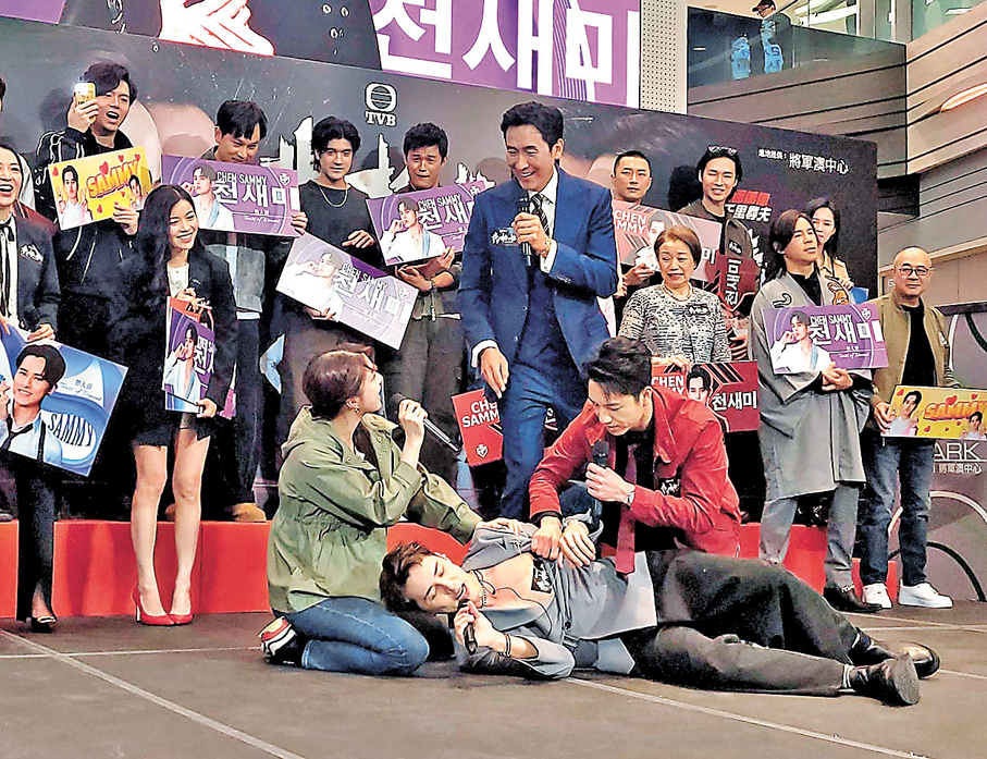 ●陳曉華撲向何廣沛，令對方整個人跌在地上。 香港文匯報記者梁靜儀  攝