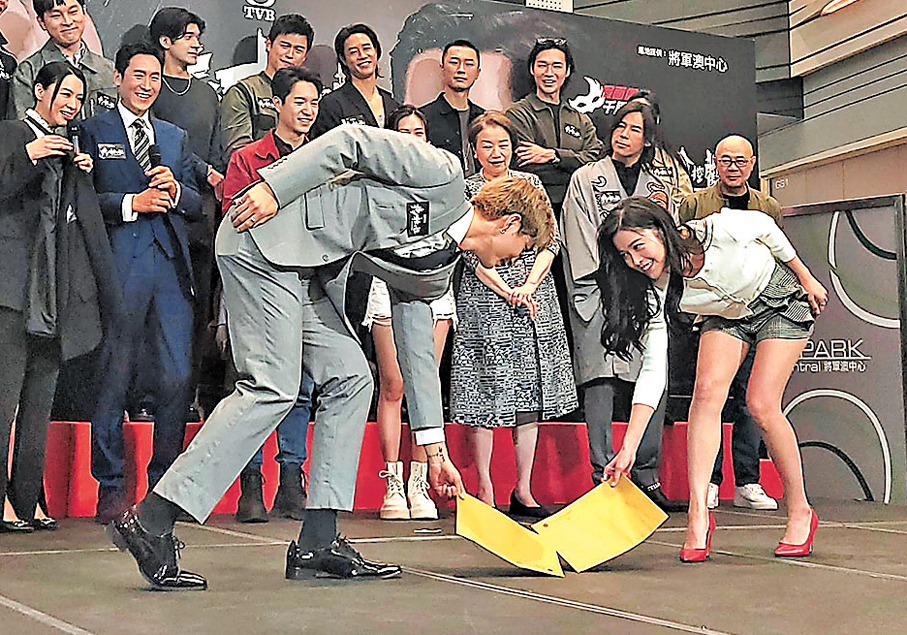 ●賴慰玲重演執文件騷腿一幕。  香港文匯報記者梁靜儀  攝