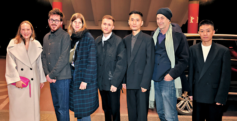 ●2024年柏林電影節單佐龍與電影《小半截》主創合影。   受訪者供圖