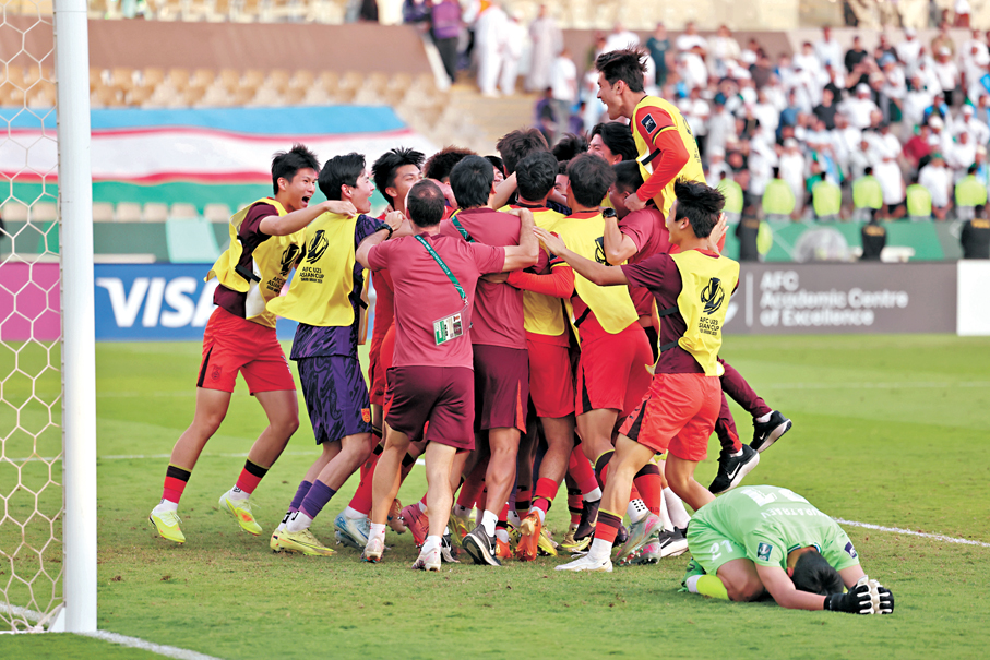 ●國足U23球員在12碼大戰後慶祝獲勝。  新華社