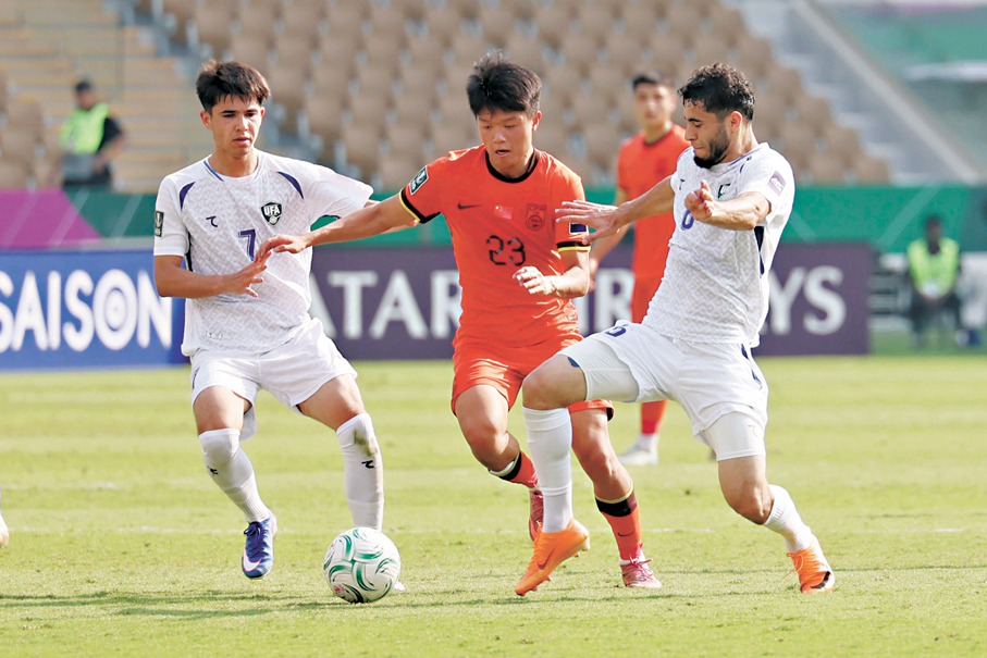 ●國足U23球員楊希（中）在比賽中。  新華社