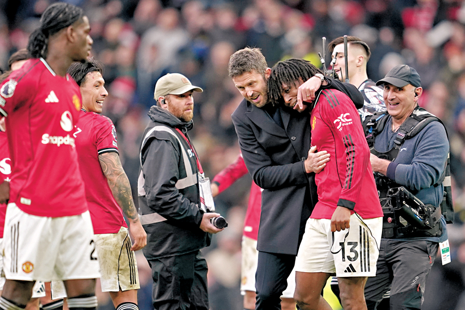 ●卡域克擁抱入波功臣多古慶祝。  美聯社