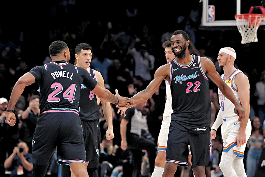 ●安祖域堅斯（右）在射入關鍵三分球後慶祝。  美聯社