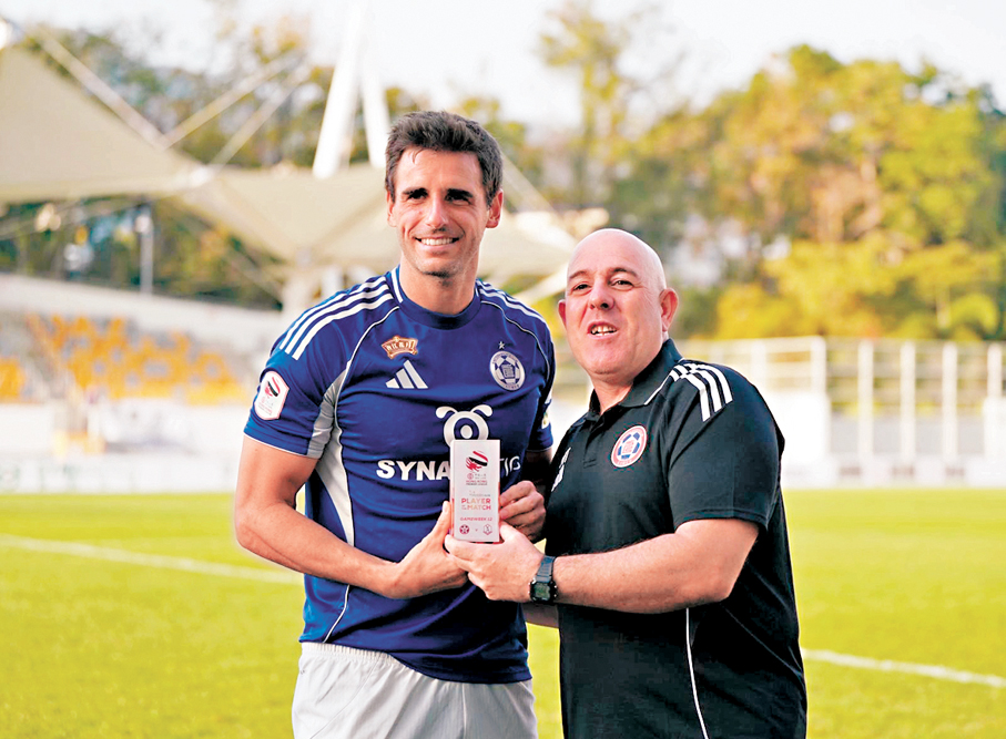 ●文努托利斯（右）首次帶領東方出戰便獲勝而回。 香港文匯報記者張發兒  攝